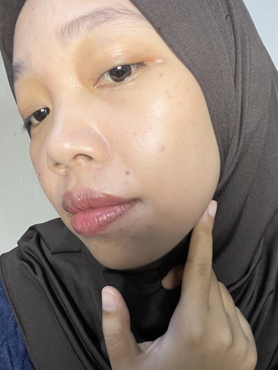 Trying out the new💫 

Tinted sunscreen SPF 40 PA+++( contains Bearberry extract &amp; Niacinamide ) 🦢🫧🎀