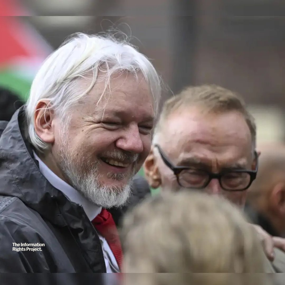 theinforights's tweet photo. Julian Assange joined tens of thousands on the streets of Sydney yesterday. Assange stood in solidarity with the massive pro-Palestinian protest that marched across Sydney's Harbour Bridge, calling for peace and human rights.

@MaryKostakidis

#JulianAssange #PardonAssange #Palestine #SydneyProtest #HarbourBridge