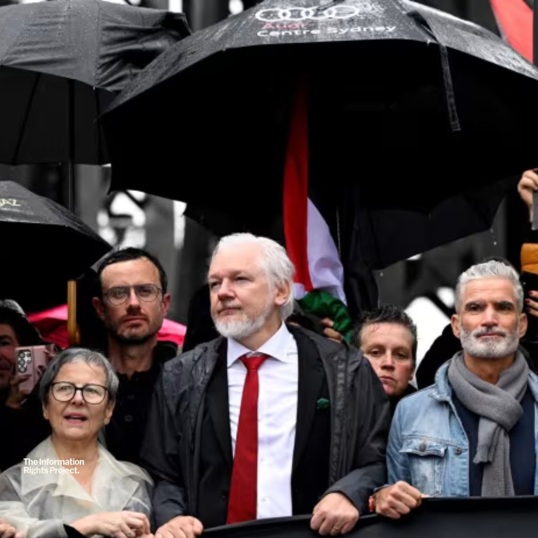theinforights's tweet photo. Julian Assange joined tens of thousands on the streets of Sydney yesterday. Assange stood in solidarity with the massive pro-Palestinian protest that marched across Sydney's Harbour Bridge, calling for peace and human rights.

@MaryKostakidis

#JulianAssange #PardonAssange #Palestine #SydneyProtest #HarbourBridge