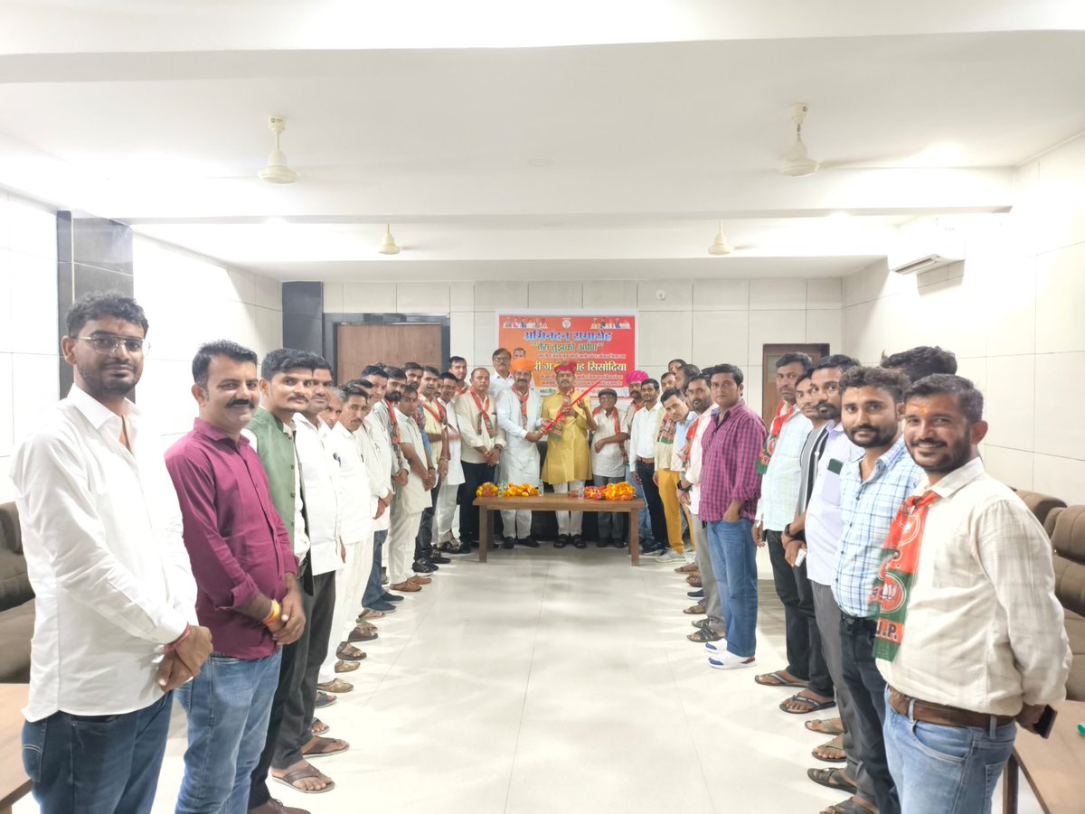 gssjalore's tweet image. #भीनमाल भाजपा जिला महामंत्री के रूप में मेरी नियुक्ति पर, युवा मोर्चा साथियों द्वारा भावपूर्ण सम्मान समारोह आयोजित किया गया। कार्यक्रम में जिलाध्यक्ष श्री जसराजजी राजपुरोहित की प्रेरणादायक उपस्थिति रही। आप सभी के स्नेह और सम्मान हेतु हृदय से आभार।
#gssjalore