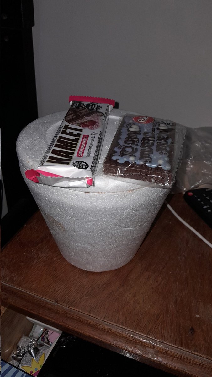 Le comenté a mi novio que no había tenido un buen día,andaba re bajoneadaa
A la noche cayó a mi casa con esto🥹💘🫶🏻
Que compañero y que atento sos🙇🏼‍♀️❤️