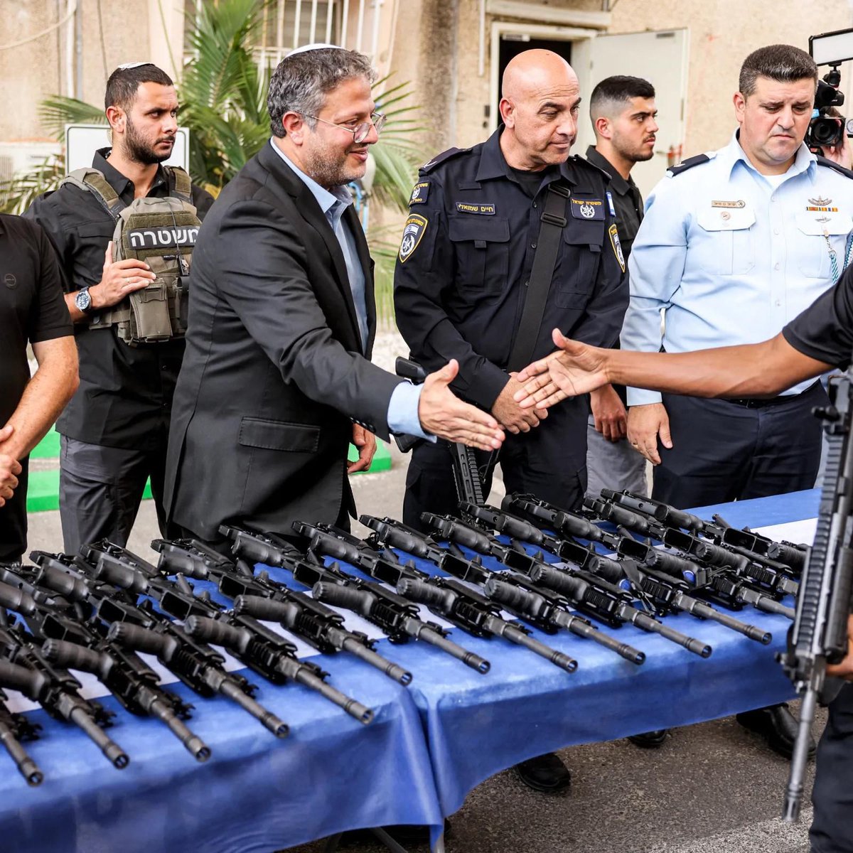 من العجائب !!!!!!!
المسؤلون الصهـ،اينة يوزعون السلاح على
المستوطنيين لاحتلال الأرض العربية.. 
والمسؤولون العرب يطالبون بنزع سلاح
المقاوومة التي تدافع عن الارض.. والعرض