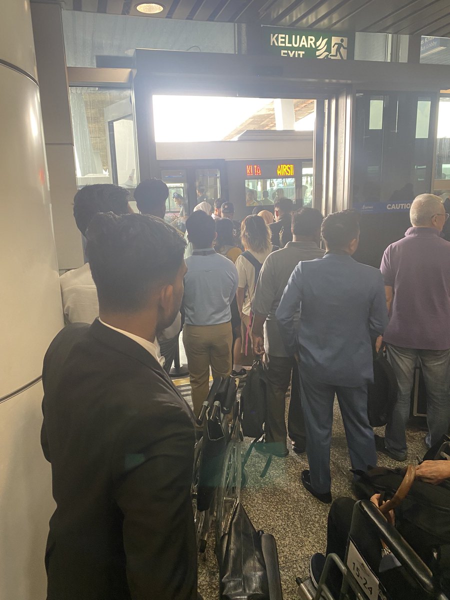 afiqmukhtar's tweet photo. Aero train KLIA rosak lagi?! Repair berjuta tapi tak mampu menampung kapasiti penumpan. Apa benda ni weh?! 

@anthonyloke @anwaribrahim @MY_Airports https://t.co/FbOeLxGECV