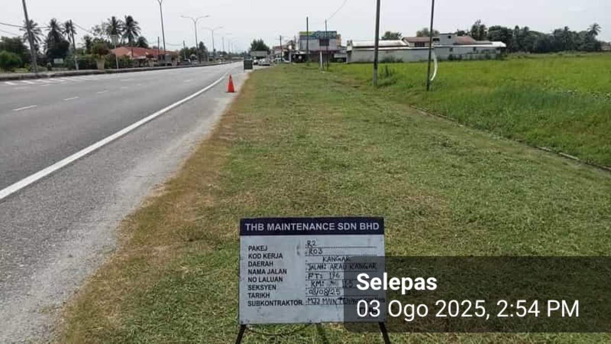 THBM_HQ's tweet photo. 03082025 - di Arau 

FT 176 J. Kangar - Arau
sek 11.50

Team MyJalan A-Team RO3 #THBMPerlis #Arau laksana kerja Pemotongan Rumput ini di sini

ini kerja rutin pusingan Ogos

#THBMHQ https://t.co/IcYiAlNYnT