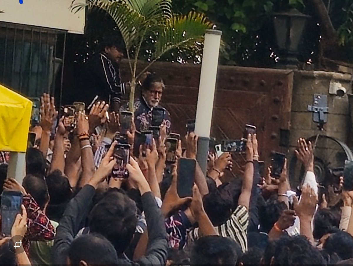 thinking_dee's tweet photo. First time i didnt regret to get stuck in mumbai traffic jam. I was crossing the house of @SrBachchan sir and got stuck in jam as like always too much crowd in front of his house. 
#amitabhbachhan the God of bollywood ♥️
#mumbai
#Bollywood https://t.co/464haPrqJD
