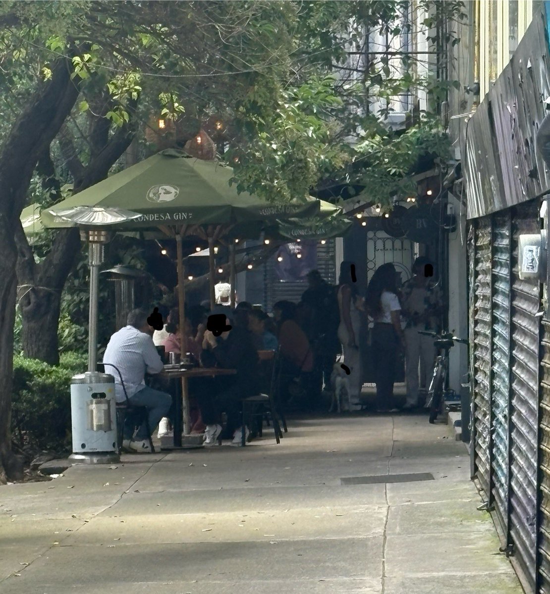 Obstrucción de paso: Bodegón Victoria, Parque España 15 col. Roma. Todos los días es lo mismo, mencionan los vecinos. <a href="/AlessandraRdlv/">Alessandra Rojo de la Vega</a> <a href="/pcacuauhtemoc/">Primer Contacto Alcaldía Cuauhtémoc</a> <a href="/erikayazminrg/">ErikaRg</a> <a href="/AlcCuauhtemocMx/">Alcaldía Cuauhtémoc</a> <a href="/denuncias_cuauh/">Vecino Denunciante</a> <a href="/ReporterCondesa/">Reportero Condesa e Hipodromo</a> <a href="/CuauChismoso/">Chisme Politico de Cuauhtemoc</a> #ElPoderEnTusManos #corrupción #Cuauhtémoc