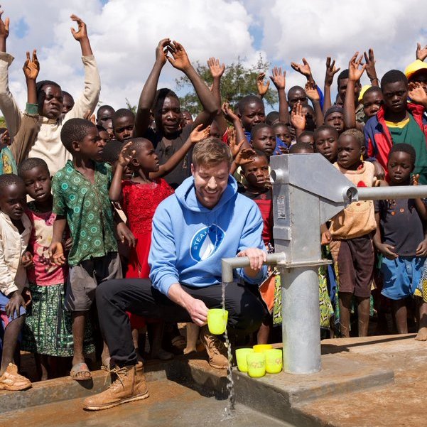 stkswags's tweet photo. Fans are CONFUSED on why Twitch Streamer Shamnyc ($329,468.67 a Month) has still yet to donate to the Mr. Beast TeamWater charity! 🤔

When will he respond? 😳 https://t.co/J3pX2yv7BS