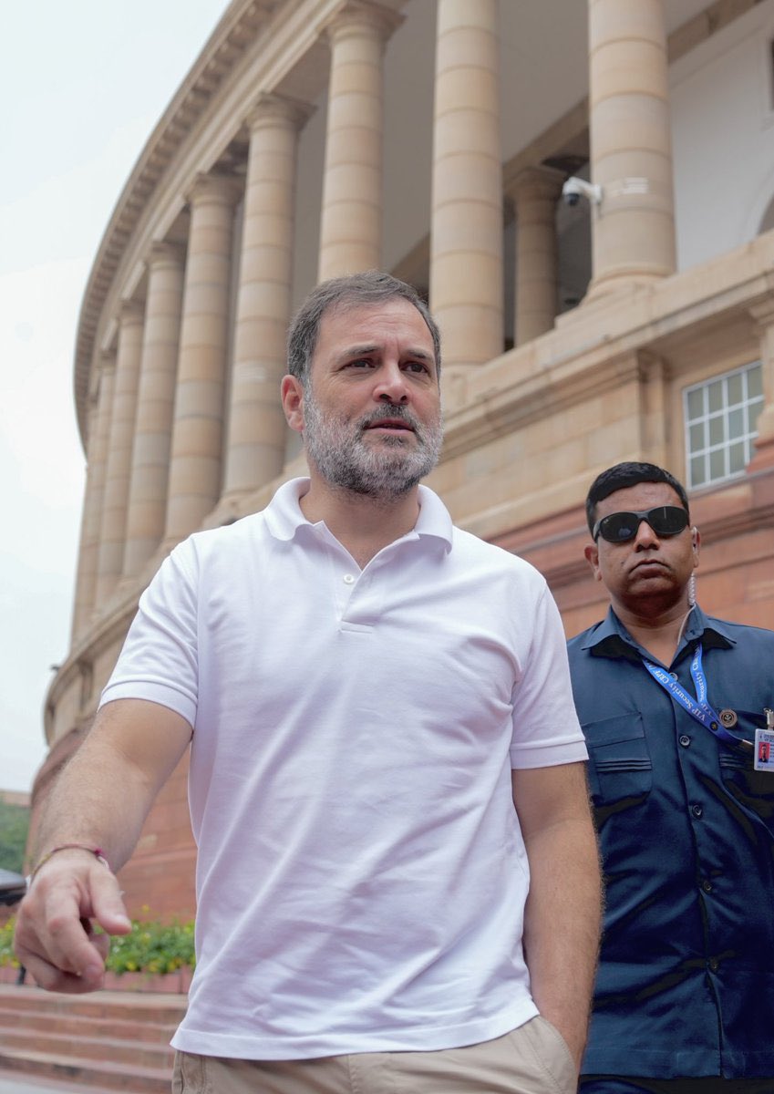 देख लेना...
यह बंदा एक दिन प्रधानमंत्री बनेगा🔥🔥

और तब भी टी-शर्ट ही पहनेगा ❤️ 
#RahulGandhiHopeOfIndia 
#RahulGandhi ❤️