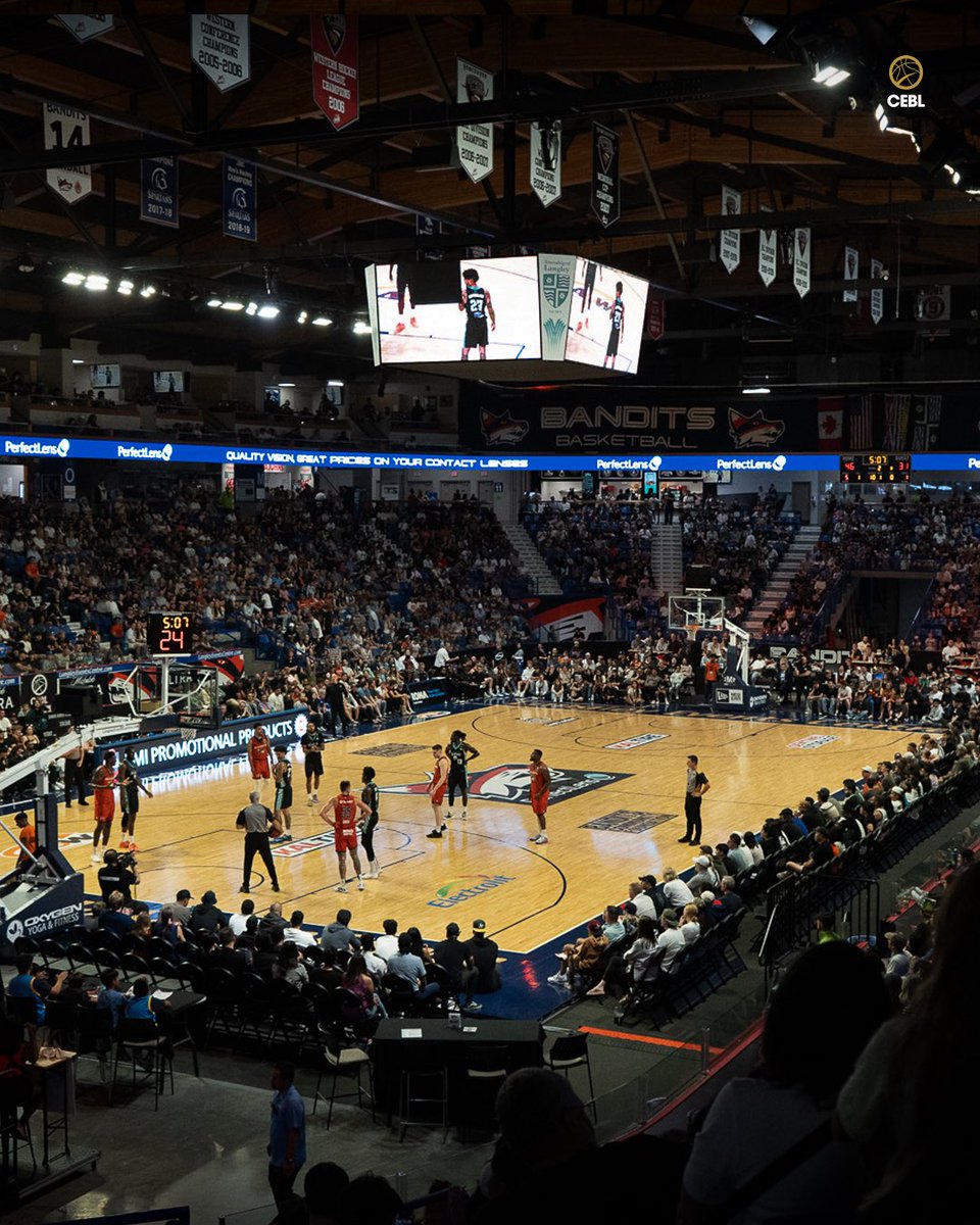CEBLeague's tweet photo. โVANCOUVER HAS THE BEST FANS IN THE CEBLโ ๐งก
Tyrese Samuel showed love after a sellout crowd brought the noise in Banditland ๐
๐บ Watch highlights and more on CEBL+ powered by @tonybet_canada โ https://t.co/NVk3EPxzUF
#PullUp | #CEBLSeasonVII | #WPGvsVAN https://t.co/XajM5Yc04d