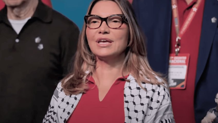🚨 MULHER DE LULA APARECE COM LENÇO DO HAMAS EM CONVENÇÃO DOS CORRUPTOS PETISTAS. UMA VERGONHA.