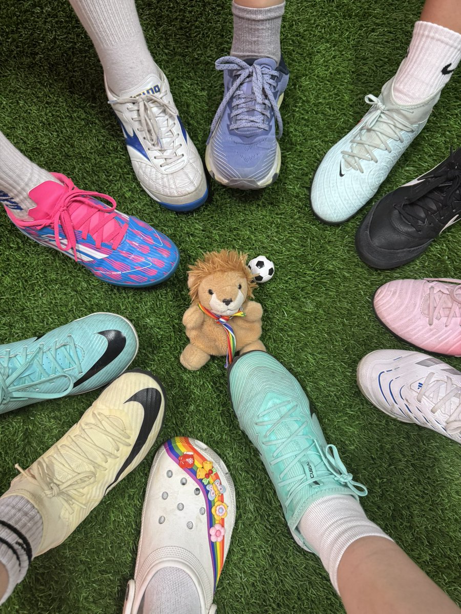 FCLEOFOOTBALL's tweet photo. 8월 첫째주 훈련🦁

주말이면 우리는 초록잔디 위 꼬물꼬물🐛
패스도 슛도 몸개그도 완벽한 주말 훈련 완료!
땀 흘리고 나면 더 단단해지는 우리 팀…
사,,,사,,,사,,,,그냥 좋아합니다💚

#이쪽풋살 #여성풋살 https://t.co/aHwA36YOpZ