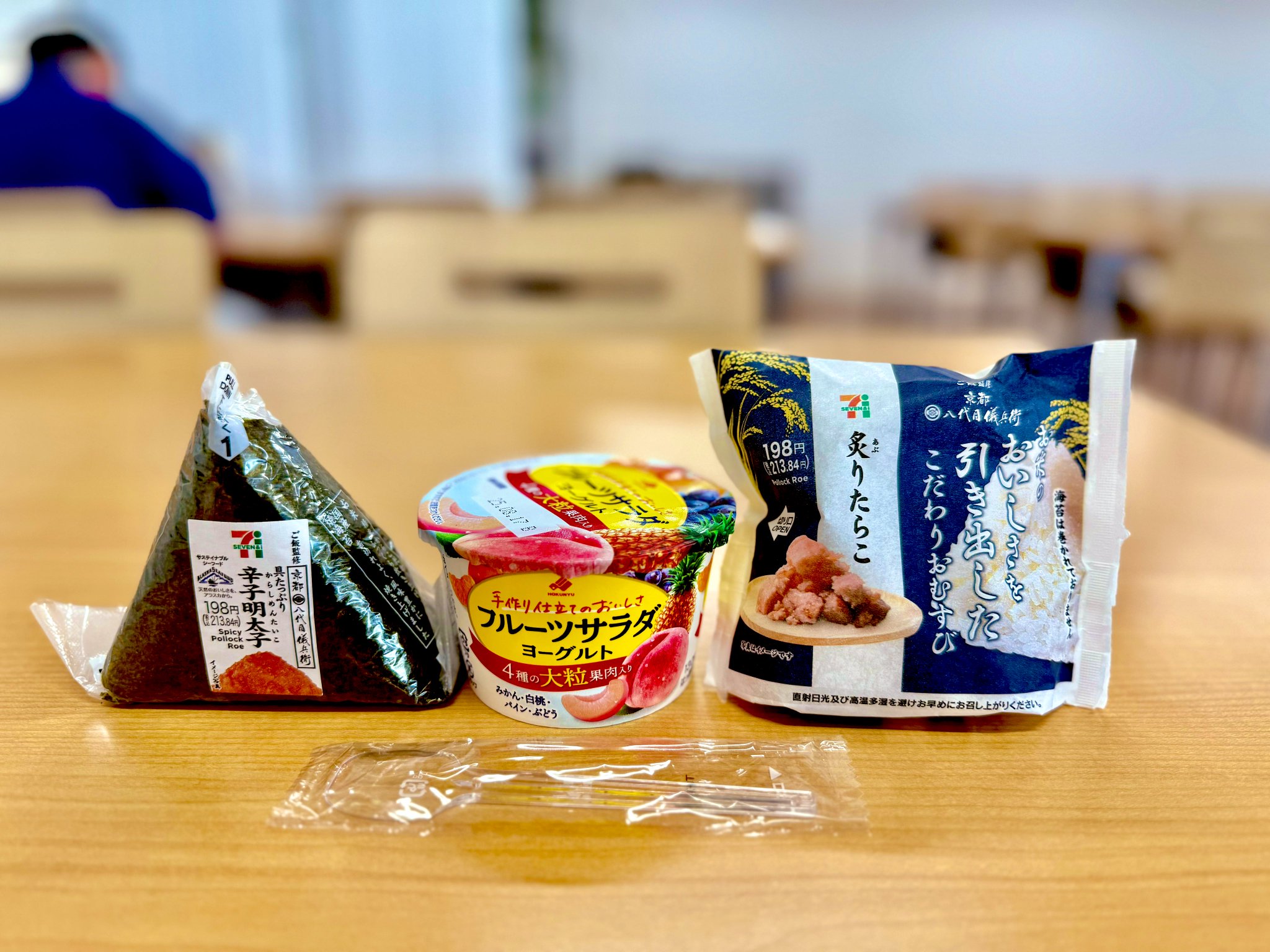 ダイタク お守り ヌメ革使用 和柄 お守り型 エアタグ ケース「唐草柄 紐タイプ