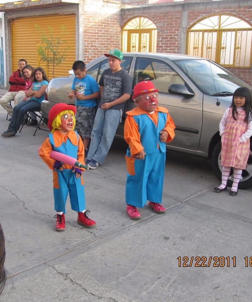 Ahorita que está en tendencia #LCDLFMX3 #LaCasaDeLosFamososMx les comparto una foto que le tomé a Abelito en el 2011 cuando era payasito.