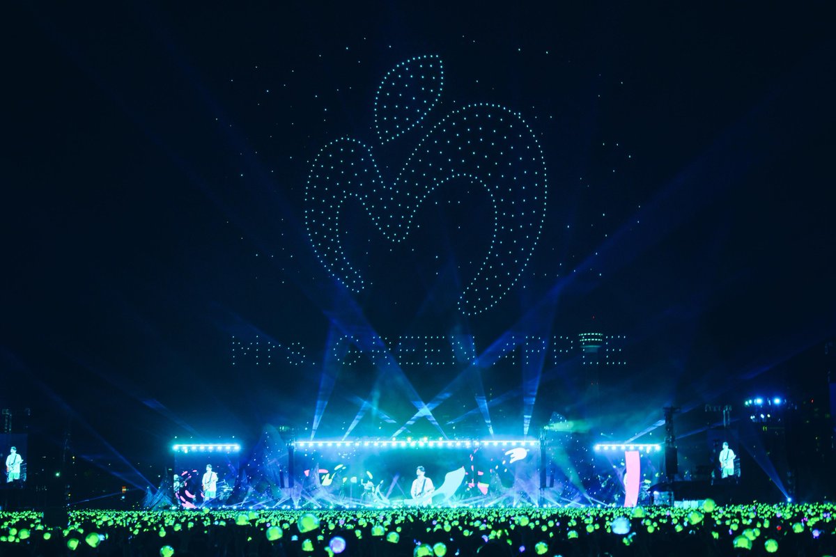 oricon's tweet photo. Mrs. GREEN APPLE公演で
1200機の「ドローンアート」開発会社が解説
「楽曲に合わせたドローンの動きを設計」
https://t.co/6JEy3kHxyr

#MrsGREENAPPLE #MGA_FJORD @AORINGOHUZIN https://t.co/NC1bhqmJKg