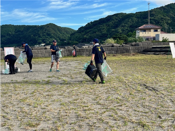 JMSDF_OAC's tweet photo. ６月２９日(日)に国分下井海岸、7月２１日(月)に福山港周辺海岸で行われた海岸清掃では、地域住民の方々と協力しながらゴミや流木を回収するとともに交流を深めました。 https://t.co/dglM8RrDrS
