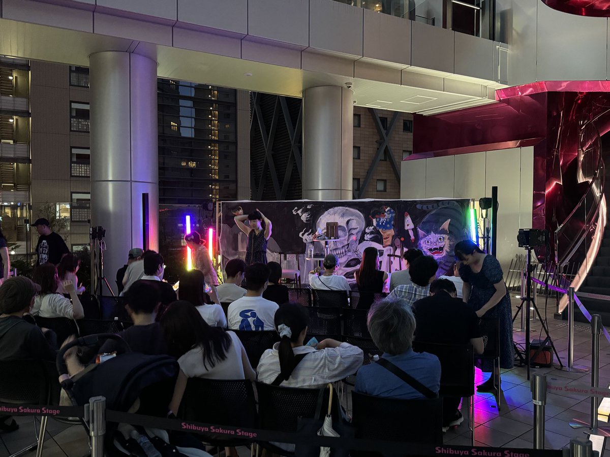 サクラステージでの〝渋谷納涼大感謝祭〟の妖怪をテーマにしたライブペイントはなんとか描き終えて無事に田中俊行さん（オカルトコレクター／怪談師）、クダマツヒロシさん（怪談作家・怪談師）による怪談イベント『冷感ナイト』の背景にしていただきました。
