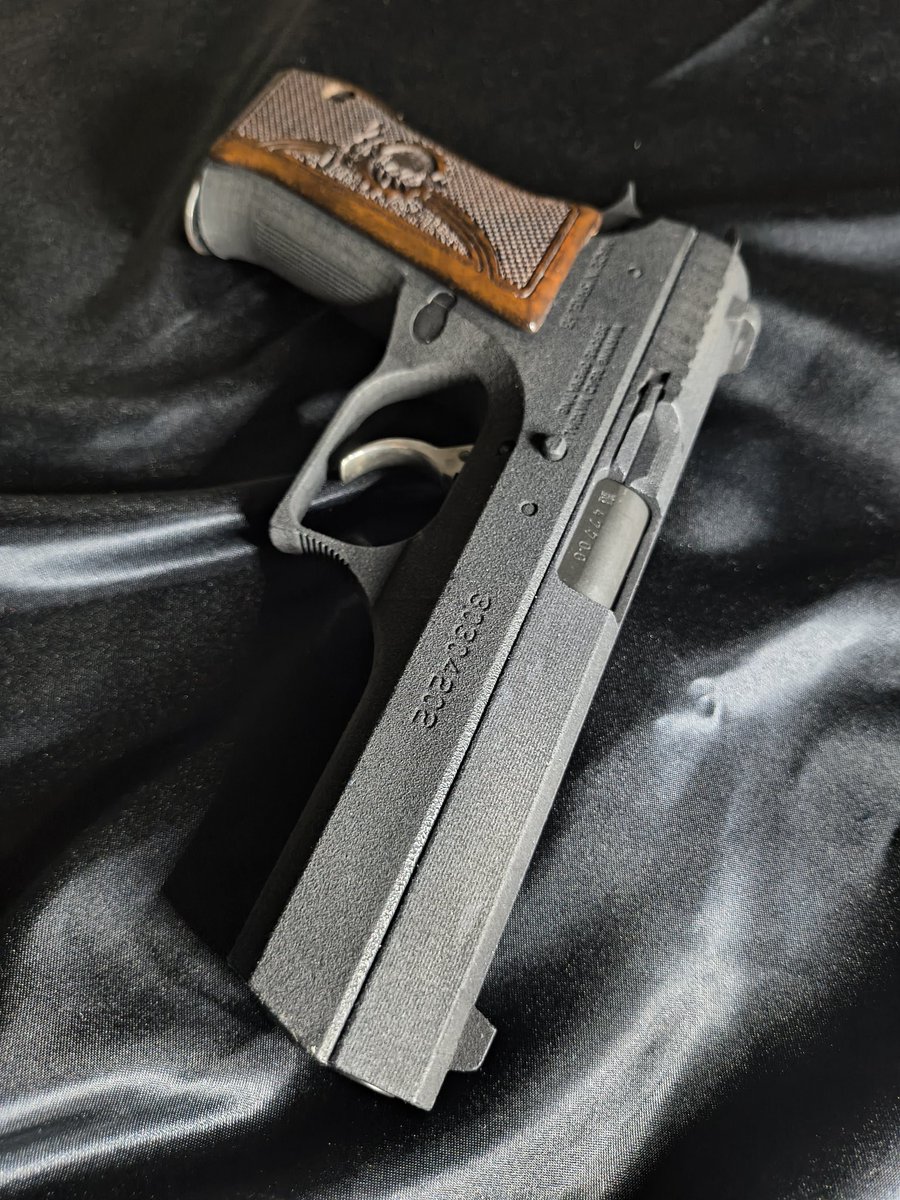 リモコンさんのジェリコ941は、KSCの
CZ75がベースなので動作が良いです。
スライドストップやセフティもスムーズに動作します。

自分のは木グリ(IMI表記のもの)、
メタルアウターバレルに
交換しております。

後、空いてるスペースに板鉛を詰めて重量を稼いでおります。