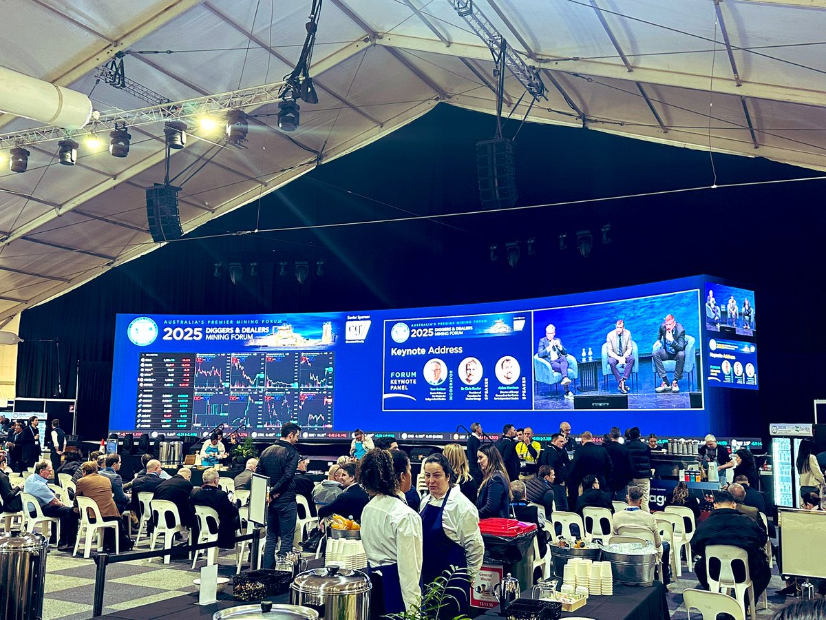 kristiebatten's tweet photo. .@diggersndealers day one https://t.co/VgAUSddKwN