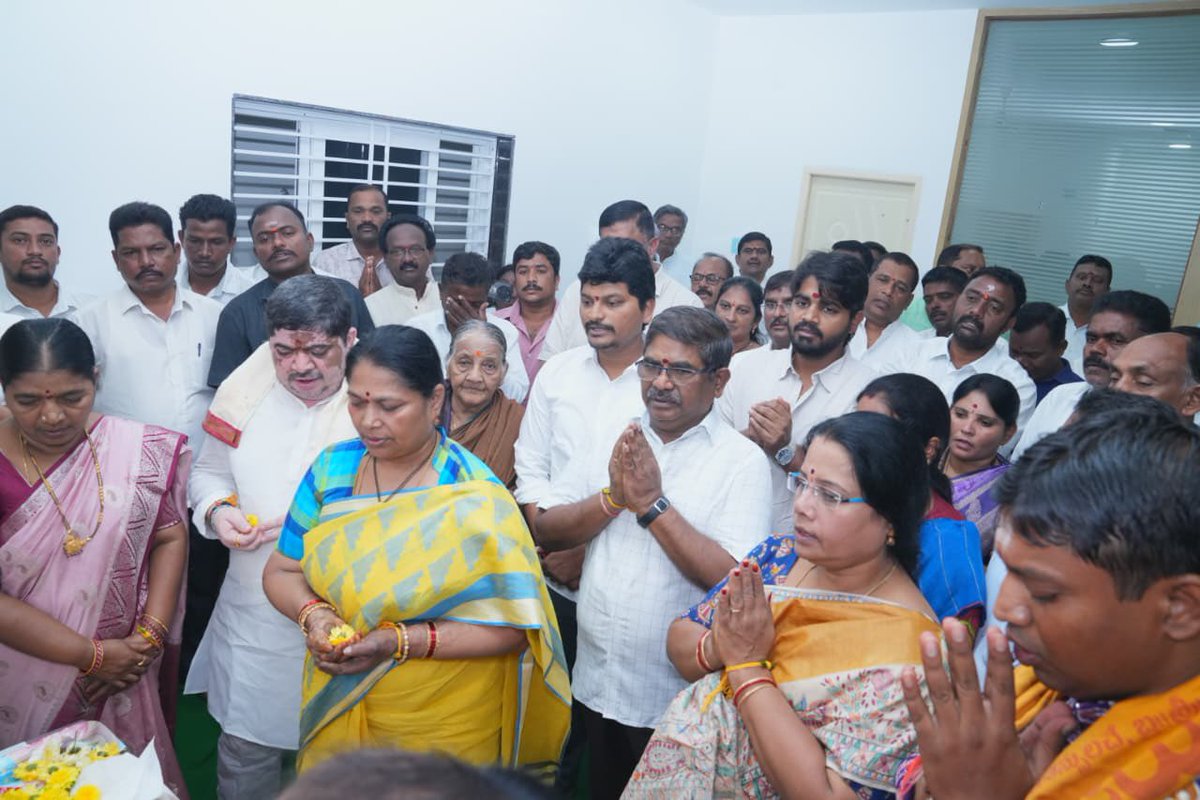 కరీంనగర్ జిల్లాలో అభివృద్ధికి అందుబాటులో ఉండడానికి
కరీంనగర్ పట్టణంలోని మంకమ్మ తోటలో  పొన్నం కాంప్లెక్స్ వద్ద నూతనంగా నిర్మించిన మినిస్టర్ క్యాప్ కార్యాలయాన్ని  ప్రారంభించడం జరిగింది 

అనంతరం క్యాంప్ కార్యాలయంలో కుటుంబ సభ్యుల తో కలిసి ప్రత్యేక పూజలు నిర్వహించడం జరిగింది