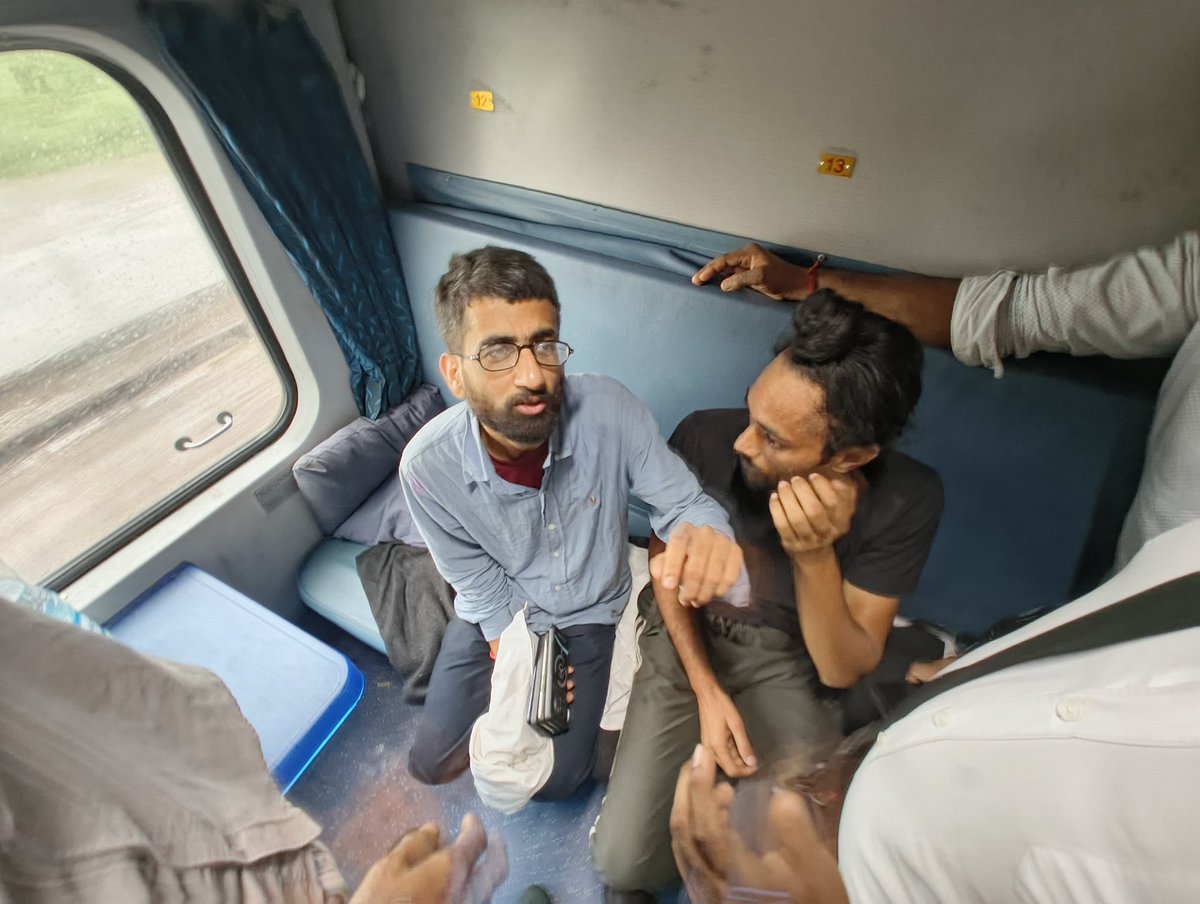 Ankitoffical42's tweet photo. Train number 04651 train ma 40 passenger ka mobile chori hua tha sabhi passengers ka  khoj bin ka bad coach obhs staff ka pass sab mobile recovery hua hai @AshwiniVaishnaw @RailMinIndia @RailwaySeva @WesternRly https://t.co/TY0EwuqWTZ