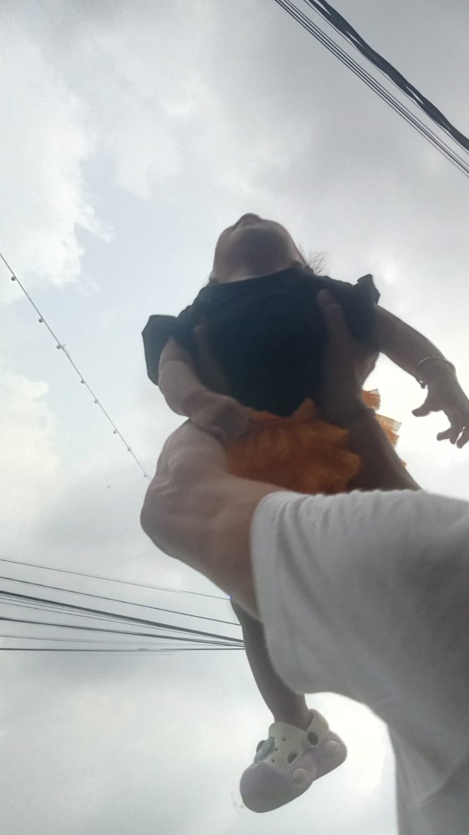 Jangan takut ketinggian ya nak! Pun juga jangan takut jatuh.

"Orang pemberani bukanlah dia yang tidak merasa takut, tapi dia yang mengalahkan rasa takut itu".