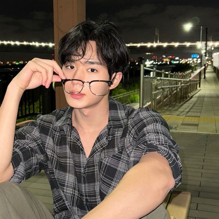 typpeu's tweet photo. introducing the zerobasetwo leader kim junseo https://t.co/4o218ua9VG