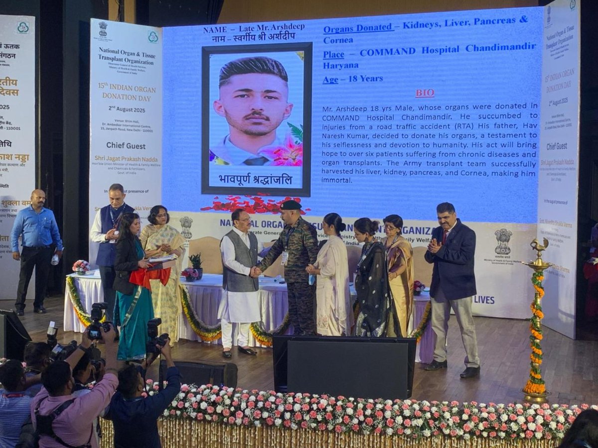 Spearcorps's tweet photo. On #OrganDonationDay, #SpearCorps salutes Nb Sub Naresh Kumar, who has been honoured by Union Health Minister JP Nadda on 2nd Aug at ROTTO event, Delhi, for his selfless act of donating the organs of his 18-yr-old son Arshdeep and saving 6 lives.

This act of selflessness and courage has encouraged and given hopes to many. Indian Army salutes the courageous act deeply embedded in traditions of Service Before Self.

#अंगदानदिवस पर, #स्पीयरकॉर्प्स नायब सूबेदार नरेश कुमार को सलाम करता है, जिन्हें 2 अगस्त को दिल्ली में आयोजित ROTTO कार्यक्रम में केंद्रीय स्वास्थ्य मंत्री जेपी नड्डा ने अपने 18 वर्षीय बेटे अर्शदीप के अंगदान और 6 लोगों की जान बचाने के निस्वार्थ कार्य के लिए सम्मानित किया।

निस्वार्थता और साहस के इस कार्य ने कई लोगों को प्रोत्साहित और आशा दी है। भारतीय सेना "स्वयं से पहले सेवा" की परंपरा में गहराई से समाहित इस निस्वार्थ कार्य को सलाम करती है

@adgpi 
@easterncomd 

Instagram - https://t.co/F2L9C9mJoJ

Facebook - https://t.co/fRwMOgUZxy