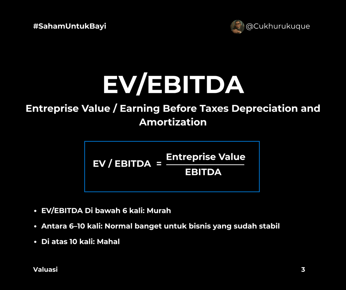 cukhurukuque's tweet photo. EV/EBITDA ini sebenarnya untuk apa sih? 
Kalau kamu mau beli sebuah usaha atau bisnis, tentu kamu perlu tahu apakah harga belinya masuk akal atau kemahalan. 
Nah, EV/EBITDA itu seperti hitungan sederhana yang digunakan investor untuk menilai apakah harga beli sebuah perusahaan mahal atau murah dibanding uang yang bisa dihasilkan tiap tahun. 
Tapi tunggu dulu, kita jangan langsung bicara EV/EBITDA dulu. 
Kita coba lihat contoh yang paling sederhana dulu aja ya. 
Bayangin misalnya kamu mau beli sebuah warung madura kecil. 
Penjual bilang begini: 
• Harga jual warung madura ini: Rp100 juta. 
• Tapi, warung madura ini masih punya utang sebesar Rp20 juta ke bank. 
• Di dalam laci meja warung ini ada uang tunai sebesar Rp10 juta. 
Nah, kalau kamu mau beli warung ini secara penuh, kamu nggak cuma bayar Rp100 juta aja, tapi kamu juga harus bayar utangnya yang Rp20 juta itu. 
Jadi totalnya Rp120 juta. 
Tapi jangan lupa, kamu juga bakal dapat uang tunai Rp10 juta yang sudah ada di kas warung itu. 
Jadi uang tunai itu bisa langsung kamu pakai lagi, kan? 
Jadi harga lengkapnya kalau kamu beli warung ini adalah: 
• Harga warung (Rp100 juta) + Utang (Rp20 juta) – uang tunai yang sudah ada (Rp10 juta) 
• Jadi total yang kamu bayar benar-benar dari kantongmu sendiri = Rp110 juta 
Harga lengkap Rp110 juta ini dalam dunia saham disebut dengan istilah Enterprise Value (EV). 
EV = Harga saham + Utang – Uang kas
Jadi, kalau dengar "EV", inget aja: "Harga lengkap perusahaan kalau dibeli termasuk utangnya dan dikurangi uang tunai di dalamnya."

Lalu EBITDA itu apa? 
Setelah tahu harga beli warung tadi Rp110 juta, tentu kamu bakal tanya ke pemilik warungnya lagi: 
"Warung ini bisa dapat untung berapa per tahun sih?" Katakanlah pemilik warung bilang begini: 
"Warung ini tiap tahun menghasilkan uang bersih sekitar Rp10 juta, tapi angka Rp10 juta ini masih belum dikurangi biaya bunga utang ke bank, belum dikurangi biaya pajak, dan belum dihitung biaya penyusutan peralatan warung." 
Nah, uang bersih Rp10 juta per tahun sebelum dikurangi bunga utang, pajak, dan penyusutan ini, dalam dunia saham disebut dengan istilah EBITDA(Earnings before interest, taxes, depreciation, and amortization). 
Jadi kalau dengar "EBITDA", inget aja: "Uang operasional bersih yang dihasilkan perusahaan dalam setahun sebelum bayar bunga utang, pajak, dan penyusutan."

Sekarang, EV dibagi EBITDA itu apa sih artinya? 
Ingat tadi harga beli warungnya kan Rp110 juta. 
EBITDA atau uang bersih per tahun yang dihasilkan warung itu Rp10 juta. 
Sekarang, kamu coba hitung pelan-pelan: 
• Harga warung (EV) Rp110 juta, uang bersih per tahun (EBITDA) Rp10 juta. 
• Rp110 juta dibagi Rp10 juta = 11 kali. 
Artinya begini sederhana banget: 
Kalau warung ini terus menghasilkan uang Rp10 juta tiap tahun, maka kamu butuh waktu sekitar 11 tahun supaya modal beli warungmu (yang Rp110 juta tadi) kembali sepenuhnya. 
Gampangnya, EV/EBITDA = "berapa tahun modalmu akan balik lagi."

Lalu, EV/EBITDA yang bagus itu berapa? 
• Kalau angka EV/EBITDA rendah (misalnya di bawah 6 tahun) 
Itu seperti beli barang murah banget. Cepat balik modalnya. 
Tapi hati-hati juga, jangan-jangan murah karena bisnisnya nggak sehat atau malah lagi turun terus untungnya tiap tahun. 
• Kalau angka EV/EBITDA sedang atau normal (antara 6 sampai 10 tahun) 
Ini wajar dan normal. Biasanya bisnisnya stabil dan sehat. 
• Kalau angka EV/EBITDA tinggi (misalnya di atas 10 tahun) 
Mahal sih. Tapi biasanya investor mau beli karena percaya bisnis ini bakal berkembang cepat, keuntungannya akan bertambah besar di masa depan.

Tapi ingat, EV/EBITDA rendah belum tentu bagus ya! Misalnya ada warung lain yang EV/EBITDA-nya 3 tahun aja. 
Kelihatannya murah banget, kan? 
Tapi setelah dicek lebih detail, ternyata warung ini pelanggannya makin berkurang, barang dagangannya nggak laku kalah saing sama warung modern sebelah, atau ada peralatan rusak yang harus diperbaiki dengan biaya cukup mahal. 
Ini kayak beli barang diskon besar-besaran tapi ternyata kualitasnya jelek banget.

Sebaliknya, EV/EBITDA tinggi juga nggak selalu buruk! 
Misalnya bisnis terkenal kayak Starbucks. 
EV/EBITDA-nya tinggi banget. 
Mahal ya? 
Tapi investor rela bayar mahal karena percaya Starbucks akan tetap ramai, terus buka cabang baru, pelanggannya bertambah, dan uang yang dihasilkan bakal meningkat terus. 
Ini kayak beli barang mahal, tapi kualitasnya emang terbukti bagus banget.