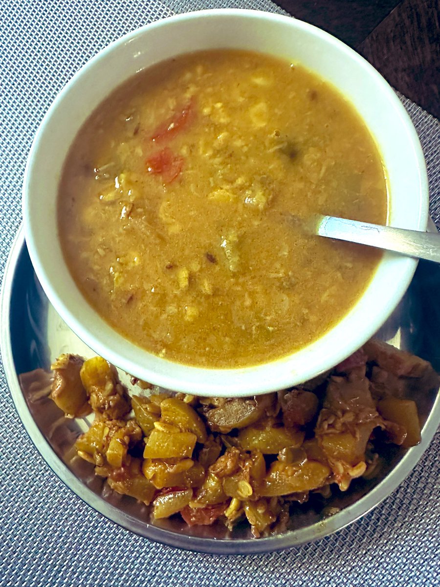 free_style_chef's tweet image. Family made home cooked meals continue. Gosh, I feel so loved. 

Here we have ‘lauki chana daal’ aka bottle gourd squash in yellow lentils. Also, bottle gourd stir fry and corn roti flatbreads. 

#twittersupperclub #Indianfood #homecooked