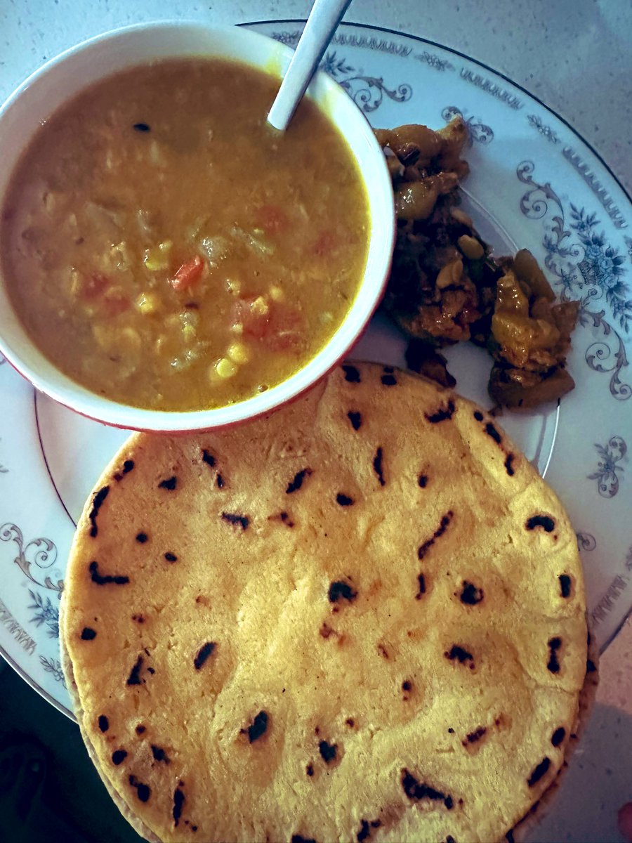free_style_chef's tweet image. Family made home cooked meals continue. Gosh, I feel so loved. 

Here we have ‘lauki chana daal’ aka bottle gourd squash in yellow lentils. Also, bottle gourd stir fry and corn roti flatbreads. 

#twittersupperclub #Indianfood #homecooked
