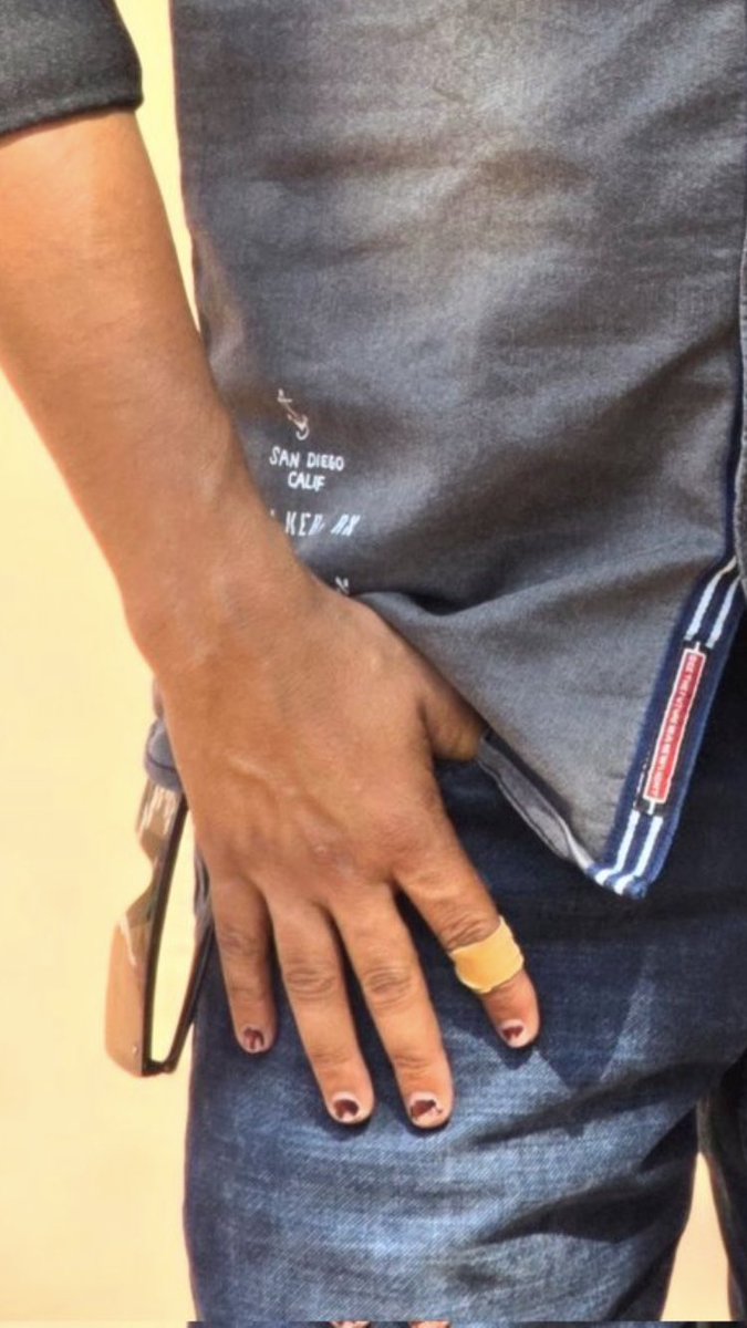The dance which is performed in our uttar pradesh and bihar is launda dance.
Happy applies nail polish.perhapes he is unable to give up the old habbit .
The identify of a chhapri boy is that he polishes his nails.😂😂😂