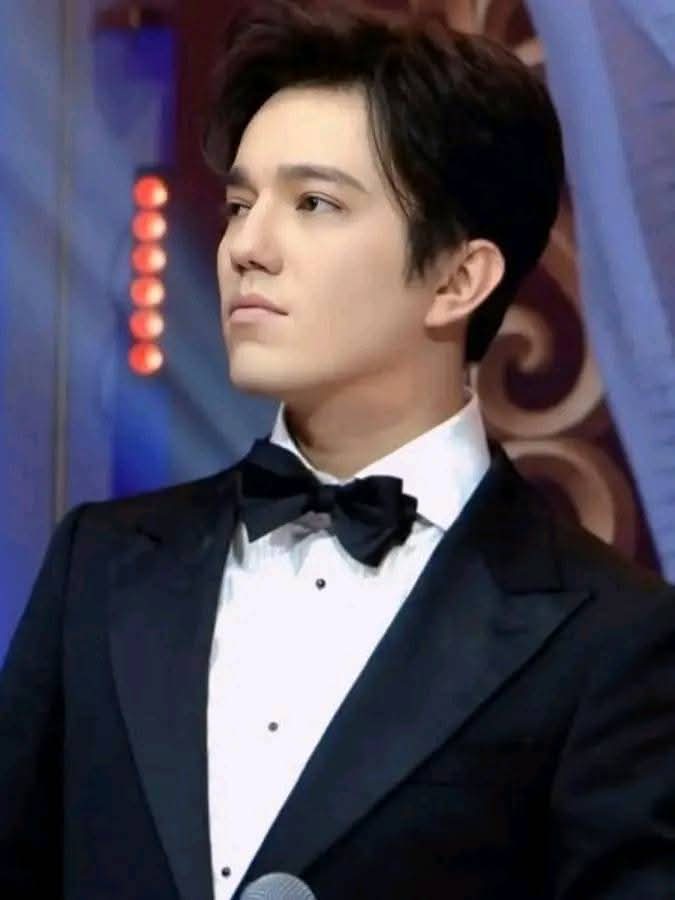 <a href="/Fanclub_phoenix/">Феникс 🔥</a> Ahí donde otros ven un escenario, Dimash ve un mundo infinito donde la cultura florece  y el arte respira. 🇨🇷

INCREDIBLE CONCERTS SOON 
#DimashCreativity