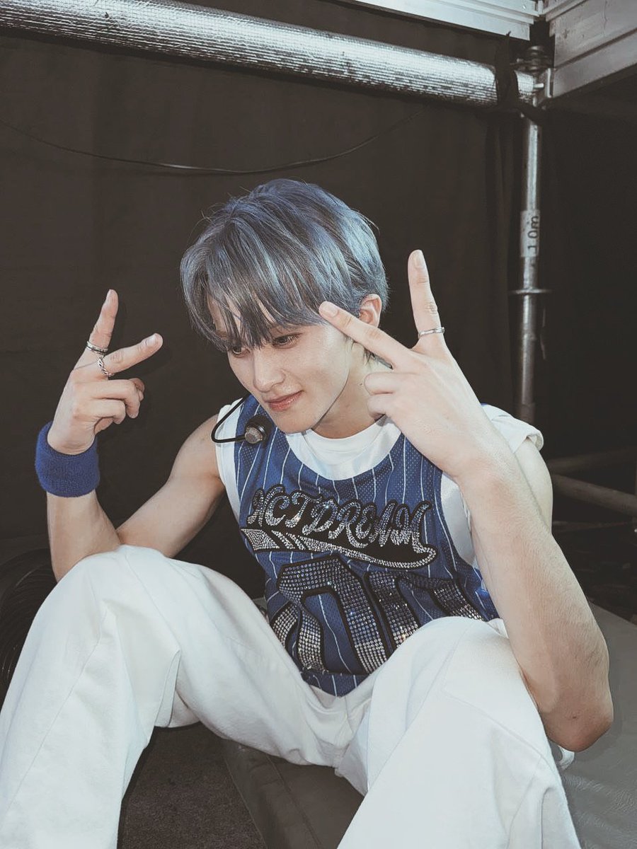 Marklde's tweet image. They said “act natural” so I gave 'em two peace signs.