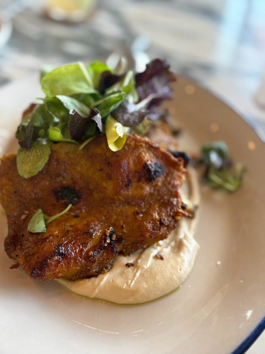 fortunemiray's tweet image. 今日もアポロでランチ🇬🇷

今回選べるメインからチョイスしたのは…
BBQチキン × グリークスタイル × フムス🍗🌿

香ばしいチキンと、クリーミーでクセになるフムスが最高にマッチ💯

夏バテ気味な日は、この暑さにぴったりのパワーランチ💪✨

#銀座ランチ  #THEAPOLLO