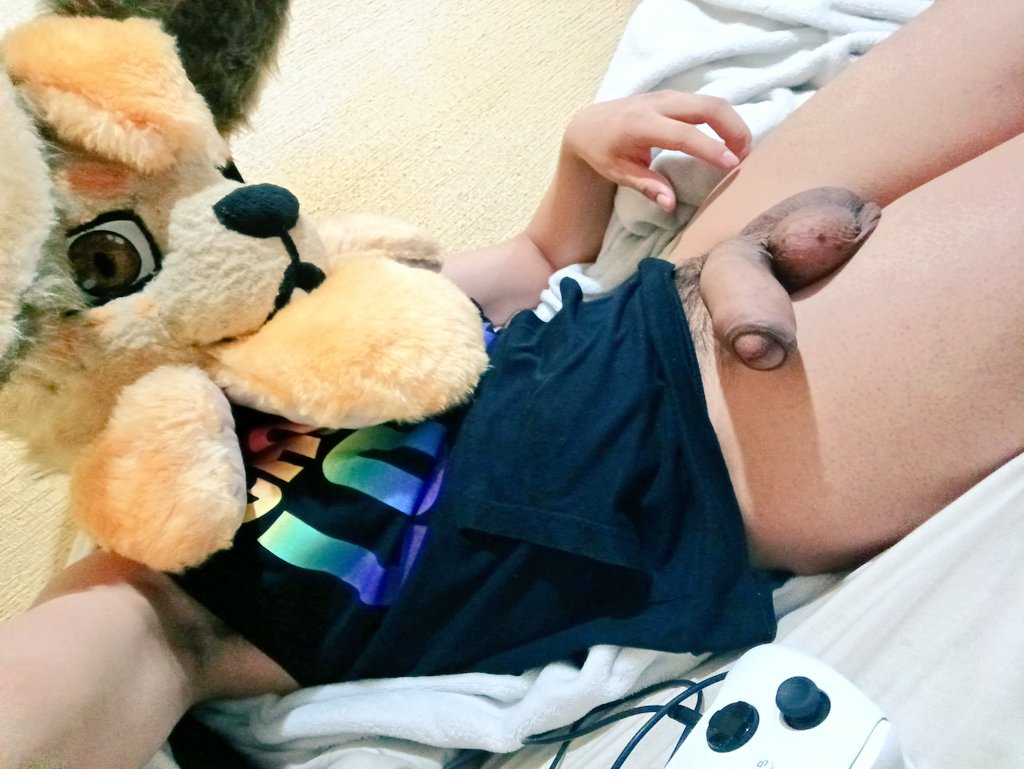 Aquí su conejo Gamer en directo jeje  por si alguno quiere pasar a comentar algo con gusto los twitch.tv/amorder_mc