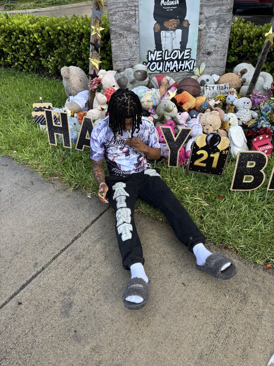 genoglitchh's tweet photo. when yo nigga died did you cry or did you go and step? did you let off 100 rounds and lay the opps the belt?💥💥 #HappyBithdaySweep #FREEMARI https://t.co/HCMjdAEUax