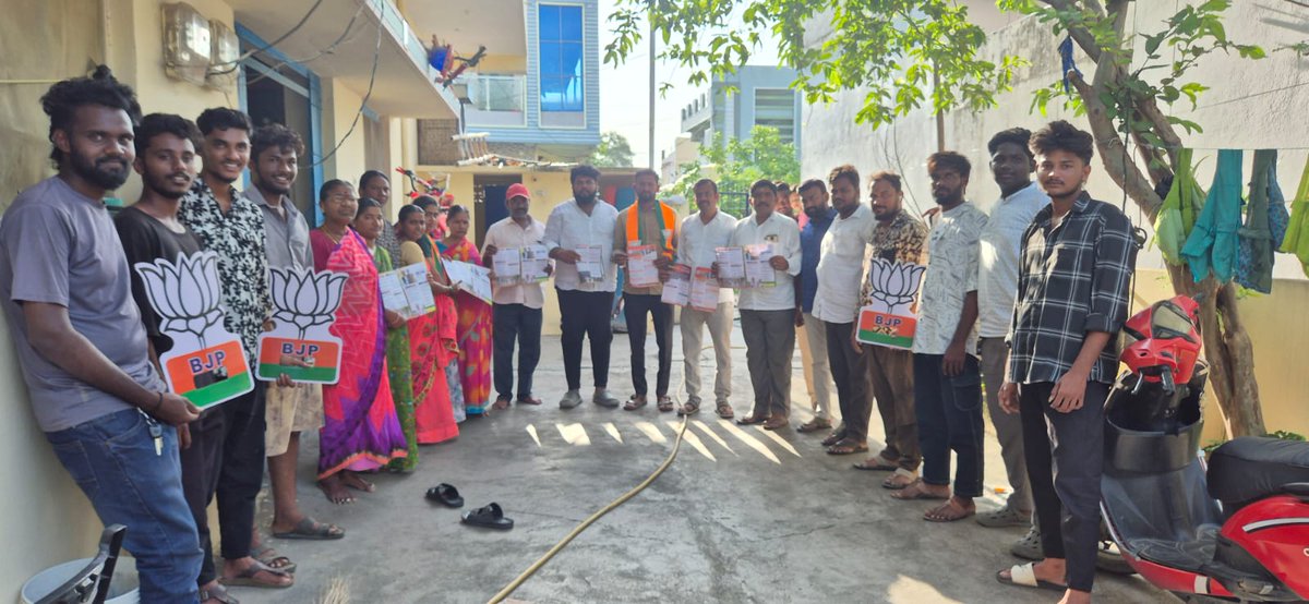 Maraveni Ranjith Kumar (@itsranjith_mrk) on Twitter photo ఎల్లారెడ్డిపేట మండల కేంద్రంలో మహా సంపర్క్ అభియాన్ లో భాగంగా ఇంటింటికి బిజెపి - ప్రతి ఇంటికి పోలింగ్ బూత్ అధ్యక్షుడు కార్యక్రమంలో పాల్గొనడం జరిగింది.
<a href="/BJP4Telangana/">BJP Telangana</a> <a href="/N_RamchanderRao/">N Ramchander Rao</a> <a href="/bandisanjay_bjp/">Bandi Sanjay Kumar</a> ఎల్లారెడ్డిపేట మండల కేంద్రంలో మహా సంపర్క్ అభియాన్ లో భాగంగా ఇంటింటికి బిజెపి - ప్రతి ఇంటికి పోలింగ్ బూత్ అధ్యక్షుడు కార్యక్రమంలో పాల్గొనడం జరిగింది.
<a href="/BJP4Telangana/">BJP Telangana</a> <a href="/N_RamchanderRao/">N Ramchander Rao</a> <a href="/bandisanjay_bjp/">Bandi Sanjay Kumar</a>