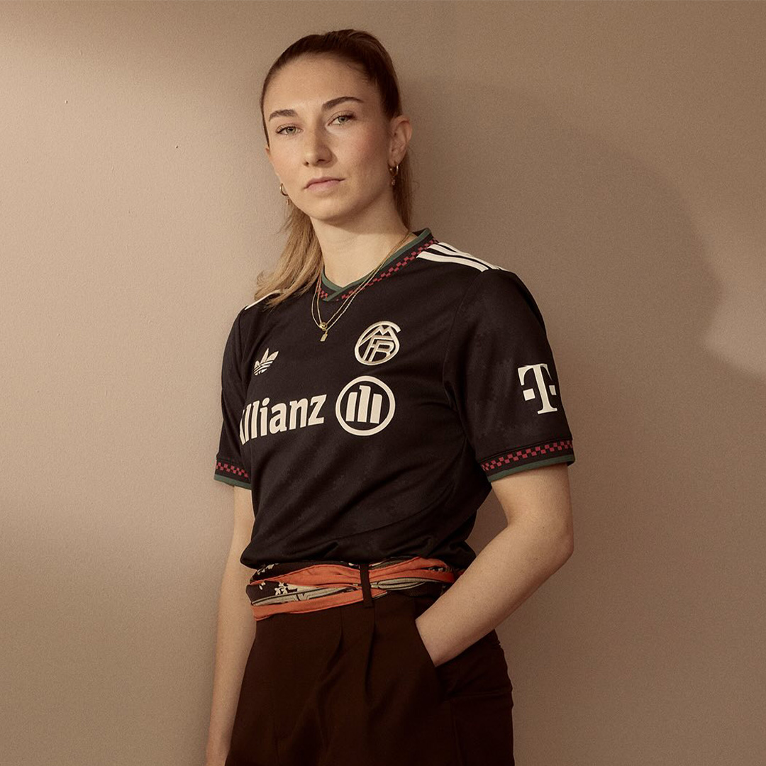 CELEBRATING BAYERN'S GLORY🏆🏆🏆
-
Bayern Munich drop their 2025/26 third kit, black with subtle pattern inspired by the iconic Marienplatz; what do you think?
-
#adidasfootball #BayernMunich #marienplatz