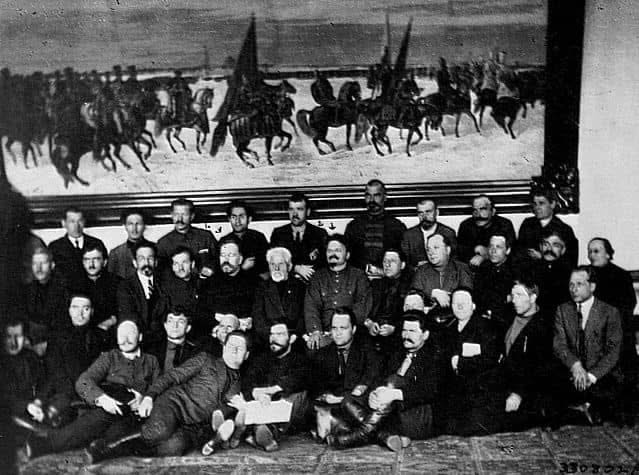 El 4 de agosto de 1922, se inauguró la XII Conferencia Panrusa del Partido Comunista Ruso (bolchevique), que aprobó la nueva Carta del Partido Comunista Ruso (bolchevique) y consideró una serie de temas de actualidad de la política exterior e interior del partido. +