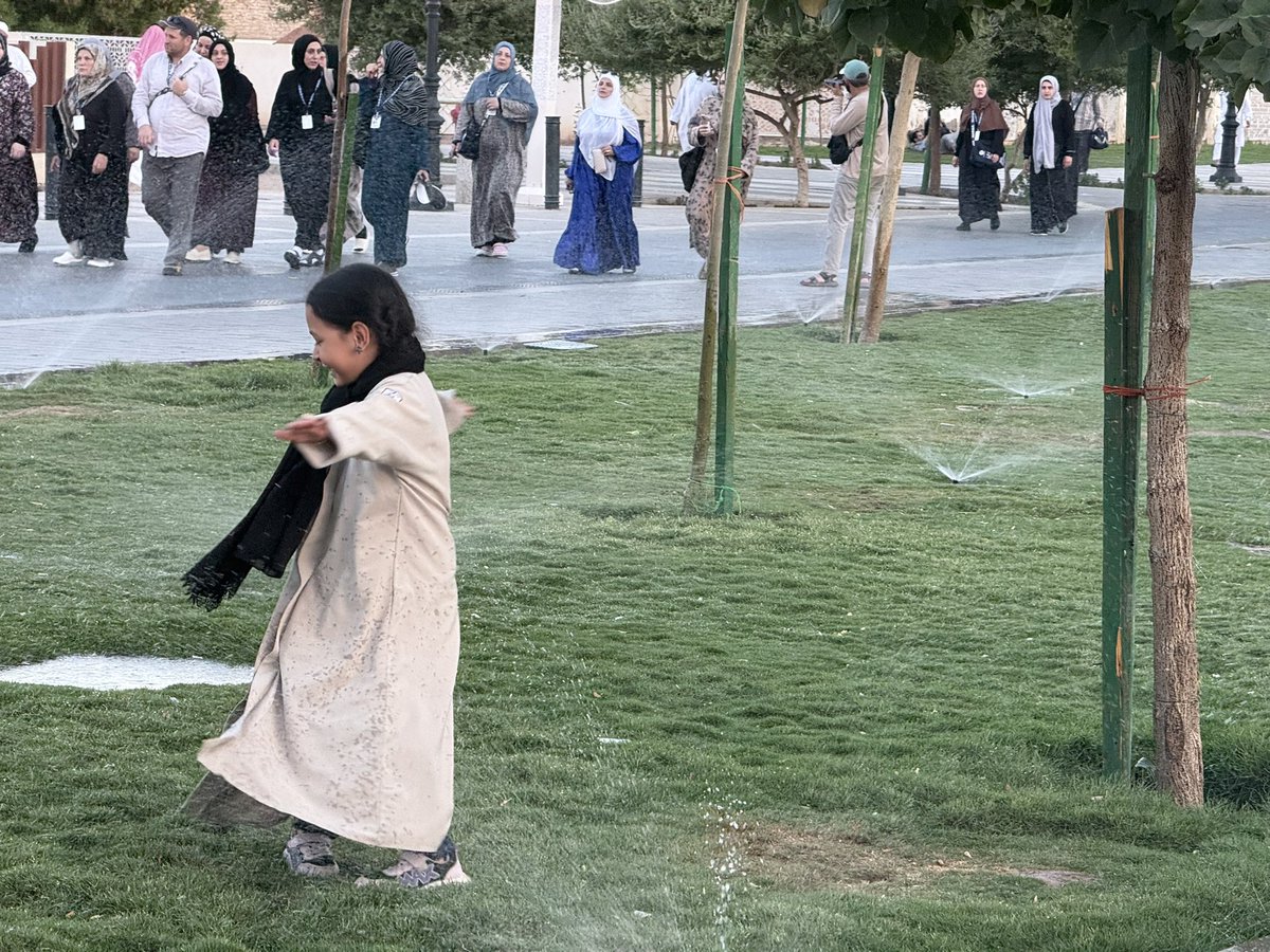mirh119's tweet photo. **وإن بُحتُ بما يجري في فؤادي،
فلست أُسيء لنفسي،
لكن الشوق فاح،
ولا أستطيع التخفي.

وكلما صدحتُ بصدق ما بداخلي،
هرب الشعور مني،
كأنني بُحتُ ببغضٍ، لا بحب.

أبحث عن نفسي الأخر…
لكنني ضعت في أعماقي .**
ميريام الهاشمي✍🏻 https://t.co/byQZAbJkpt