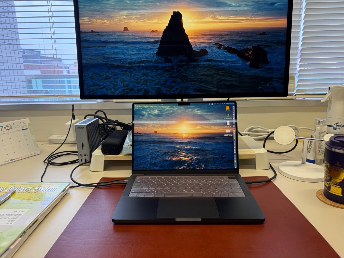 共用のiMacパープルを導入しました。デスクマットはヘルツ社製のキャメル色(皮革：ラティーゴ)にしました。少しでもいい環境で研究が捗れば！デスクマットに歴史を刻んでください。Myデスクは、同じくチョコ色にしました。
#ヘルツ #マイヘルツ