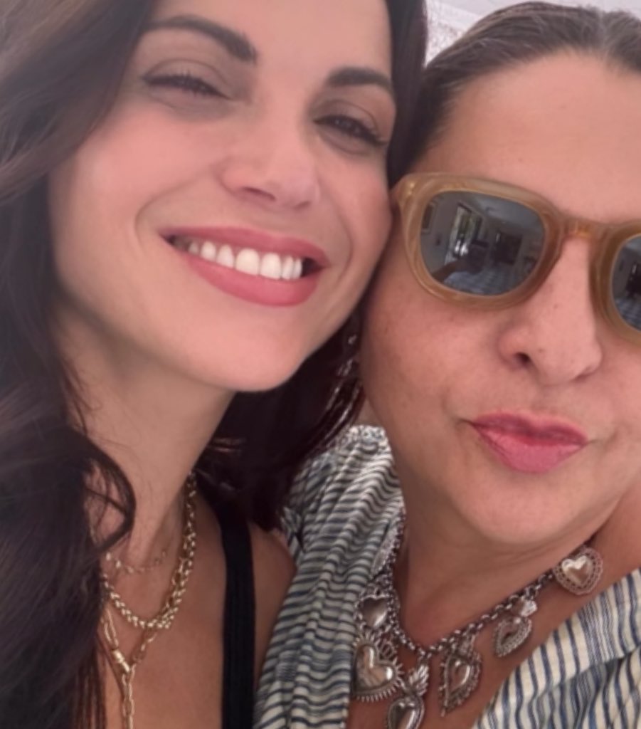 📲 | Veronica Falcon em nova atualização em seu Instagram Stories ao lado de Lana Parrilla durante o brunch realizado no  último Sábado (2) com o elenco feminino, diretor e criador de Why Women Kill.