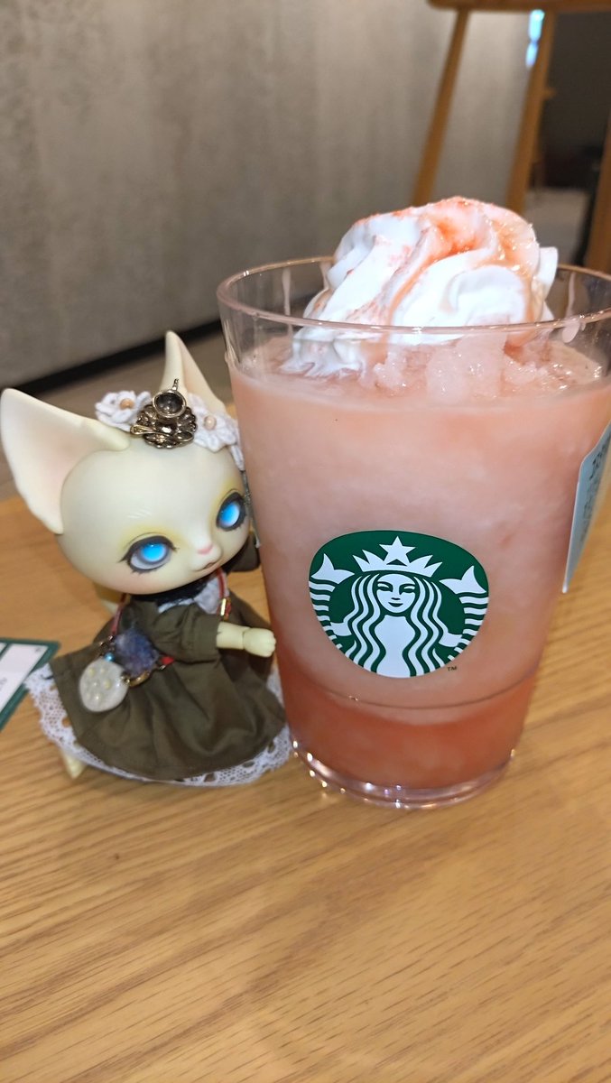 桃の季節だ！ヘブンリー ピーチ フラペチーノ
当然ピーチ果肉追加があると思ってたのになかった悲しみ（でもウマウマ）
とにかく暑いのでフラペ率アップ！