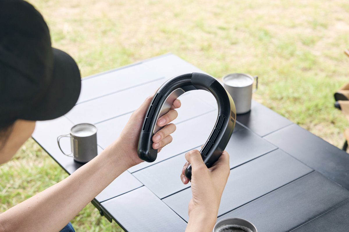 昨年にも出したネッククーラーをまた少しアップデートしたPowerArQ Wearable Neck Cooler 3を発売開始します！
デザインや性能は変わらず、下記が強化されました！

✅冷却プレートが首筋に当たりやすいよう幅を調整
✅プレート温度3度ほど冷たく
✅風量強化

ぜひおためしください！