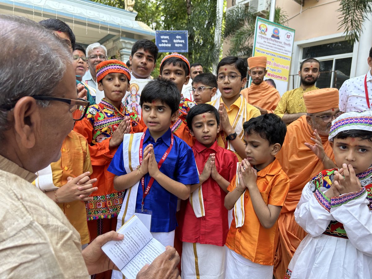 NewsSanskrit's tweet photo. Young minds recite Sanskrit verses from Satsang Deeksha of Akshar Purushottam philosophy, resonating through @NSUTirupati campus. The tender voices captivate attention of scholar Prof. Ram Kishor Tripathi of Varanasi, as they embody the timeless wisdom of ancient Indian thought. https://t.co/IuHQhtivEN