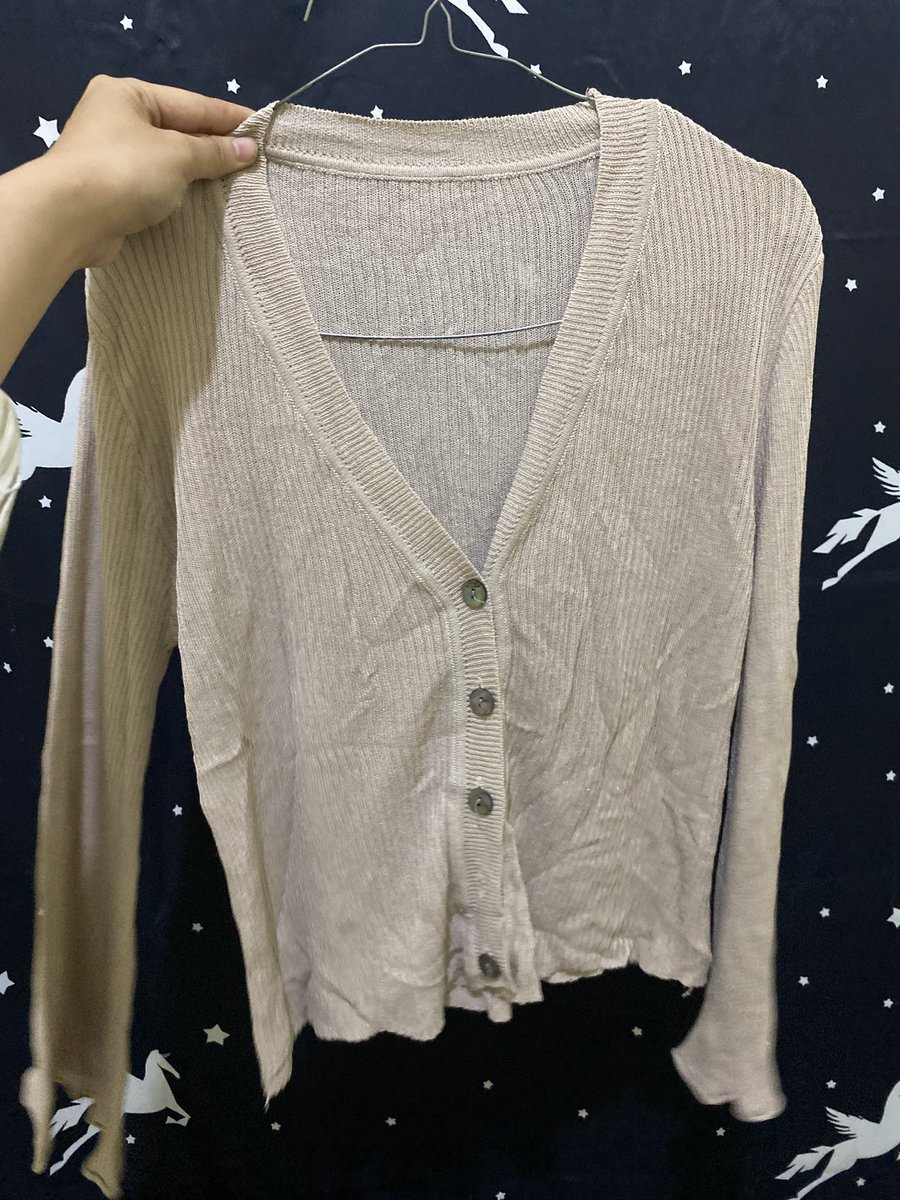 ciisayy's tweet photo. Ada yang mau Cardigan ini harganya 25k tapii kalau lewat oyen jadi 30k soalnya oyen ada adminnya sok gais masih bagus bngt ☺️ https://t.co/0t7Aqbdrmy