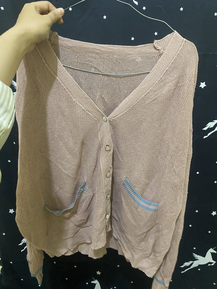 ciisayy's tweet photo. Ada yang mau Cardigan ini harganya 25k tapii kalau lewat oyen jadi 30k soalnya oyen ada adminnya sok gais masih bagus bngt ☺️ https://t.co/0t7Aqbdrmy