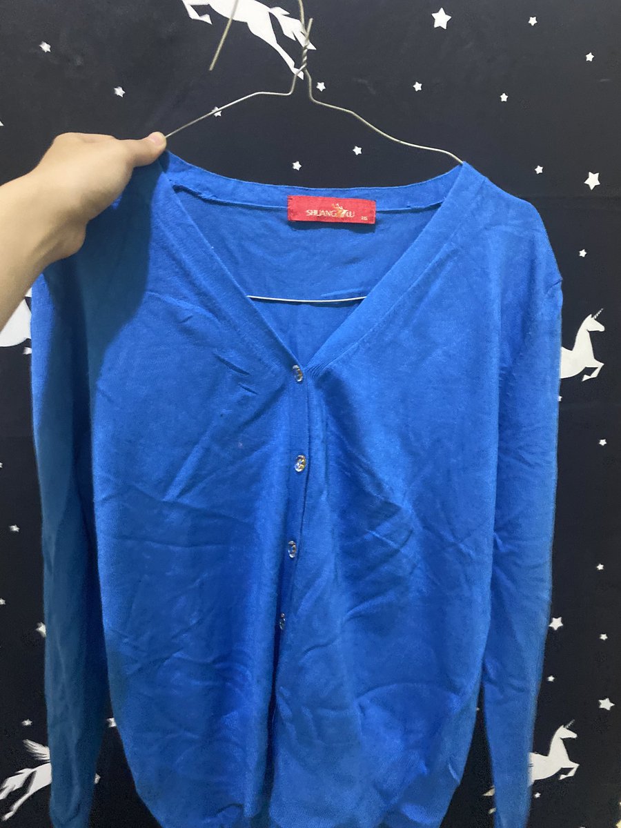 ciisayy's tweet photo. Ada yang mau Cardigan ini harganya 25k tapii kalau lewat oyen jadi 30k soalnya oyen ada adminnya sok gais masih bagus bngt ☺️ https://t.co/0t7Aqbdrmy
