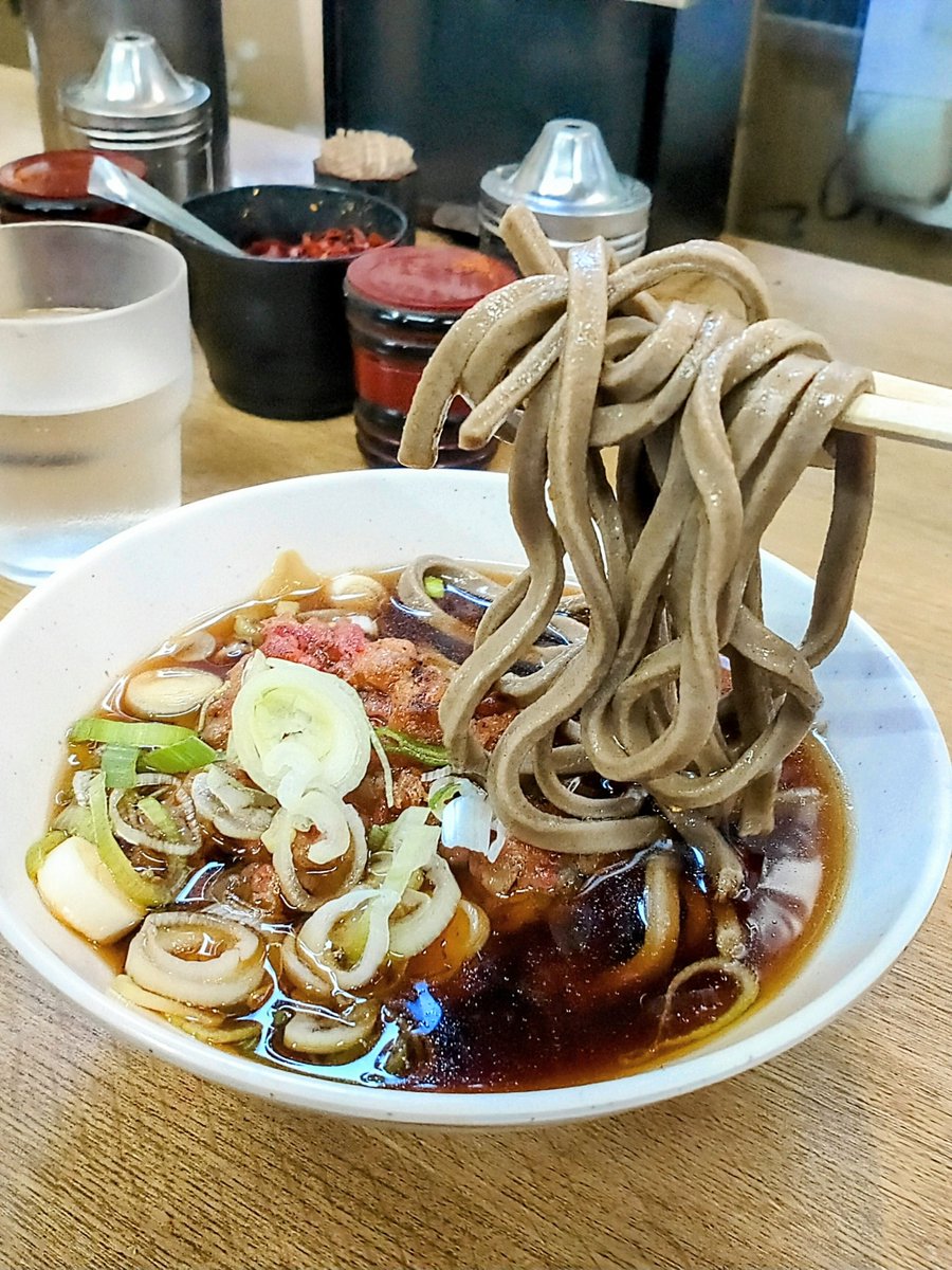 S13_SpeedStars's tweet photo. 一由そば＠荒川区
黒蕎麦＋かき揚げＢ

週明け早速🔜
出張麺活大作戦🥷

先日黒くて太いの⚫️
食べ損ねたのでリベンジ🔙
日暮里🌄朝の途中下車🚞

ワシポキな黒い太麺に
ゲソ🦑紅生姜💄���ギ🍀
かき揚げ🍤コレのジャンボは
ＪＫＢと言うらしい👸🏻

ヘビロテですね🈁🔂 https://t.co/SnuT4xBjgk
