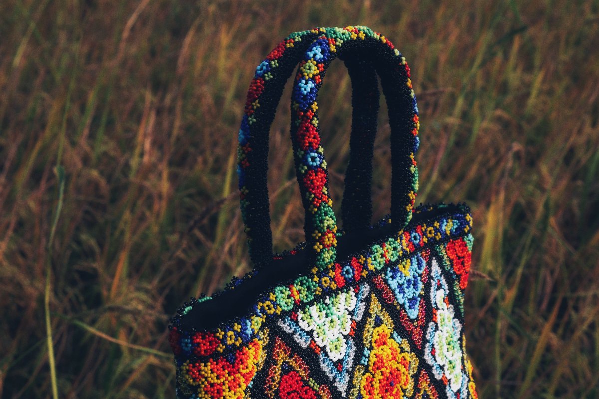 artofth's tweet image. งานศิลปะของไทยที่สวยและร่วมสมัย ไม่ได้หยุดอยู่แค่ในอดีต ลูกปัดโนราอาจดูเป็นของเล็กๆ แต่กลับมีเรื่องราวและพลังงานซ่อนอยู่เต็มเปี่ยม ทั้งในแง่ความงาม วัฒนธรรม 

เธรดนี้ #UOBArtAround จะพาไปดูการเชื่อมโยงศิลปะท้องถิ่นกับการออกแบบที่ร่วมสมัยของ #NERA คืนชีวิตชีวาให้กับลูกปัด 'โนรา'